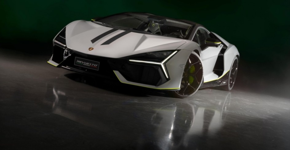 LAMBORGHINI ПОКАЗАЛ ЭКСКЛЮЗИВНЫЙ СУПЕРКАР REVUELTO