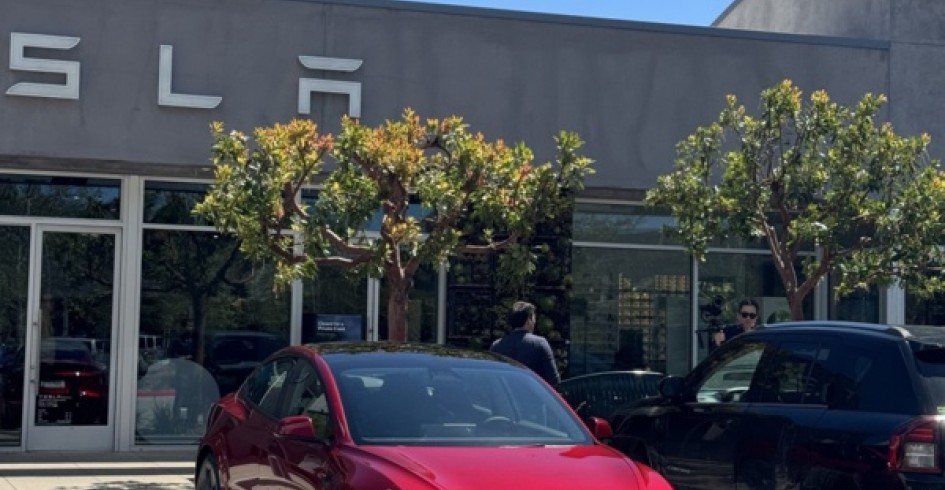 ПОЯВИЛИСЬ ПЕРВЫЕ ФОТО САМОЙ МОЩНОЙ TESLA MODEL 3